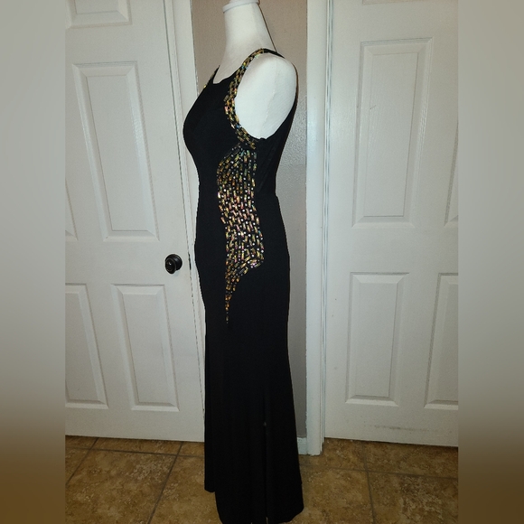 Formal Dress. - Picture 3 of 5